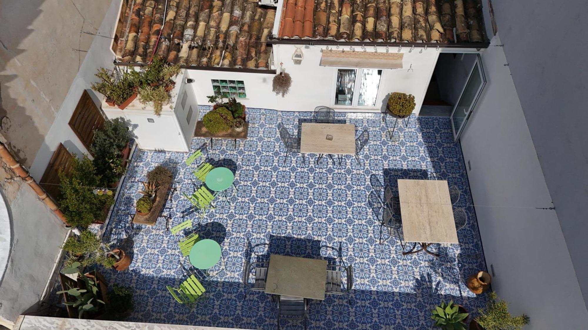 Ad Hoc Rooms, Palermo